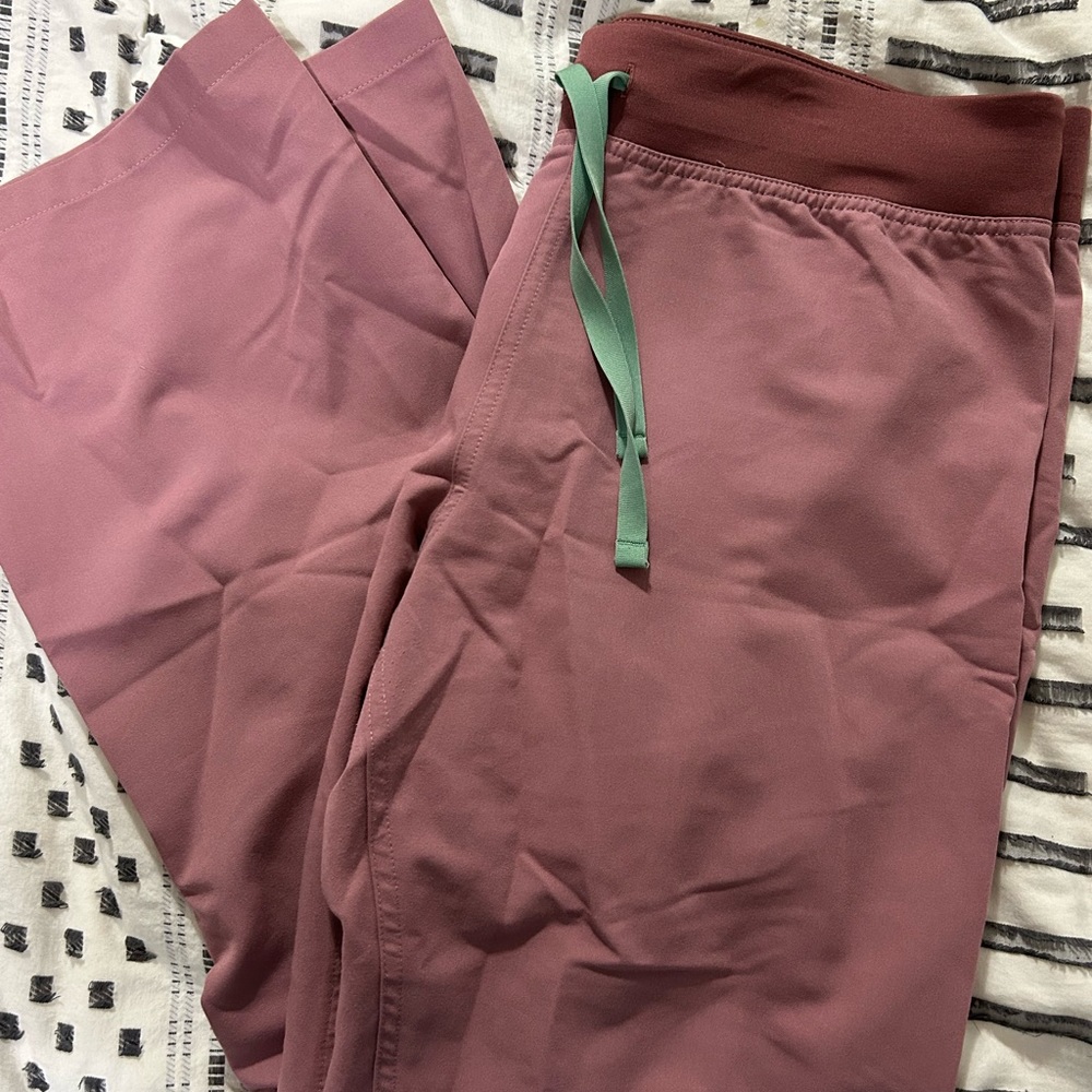 Figs mauve Livingston scrub pants